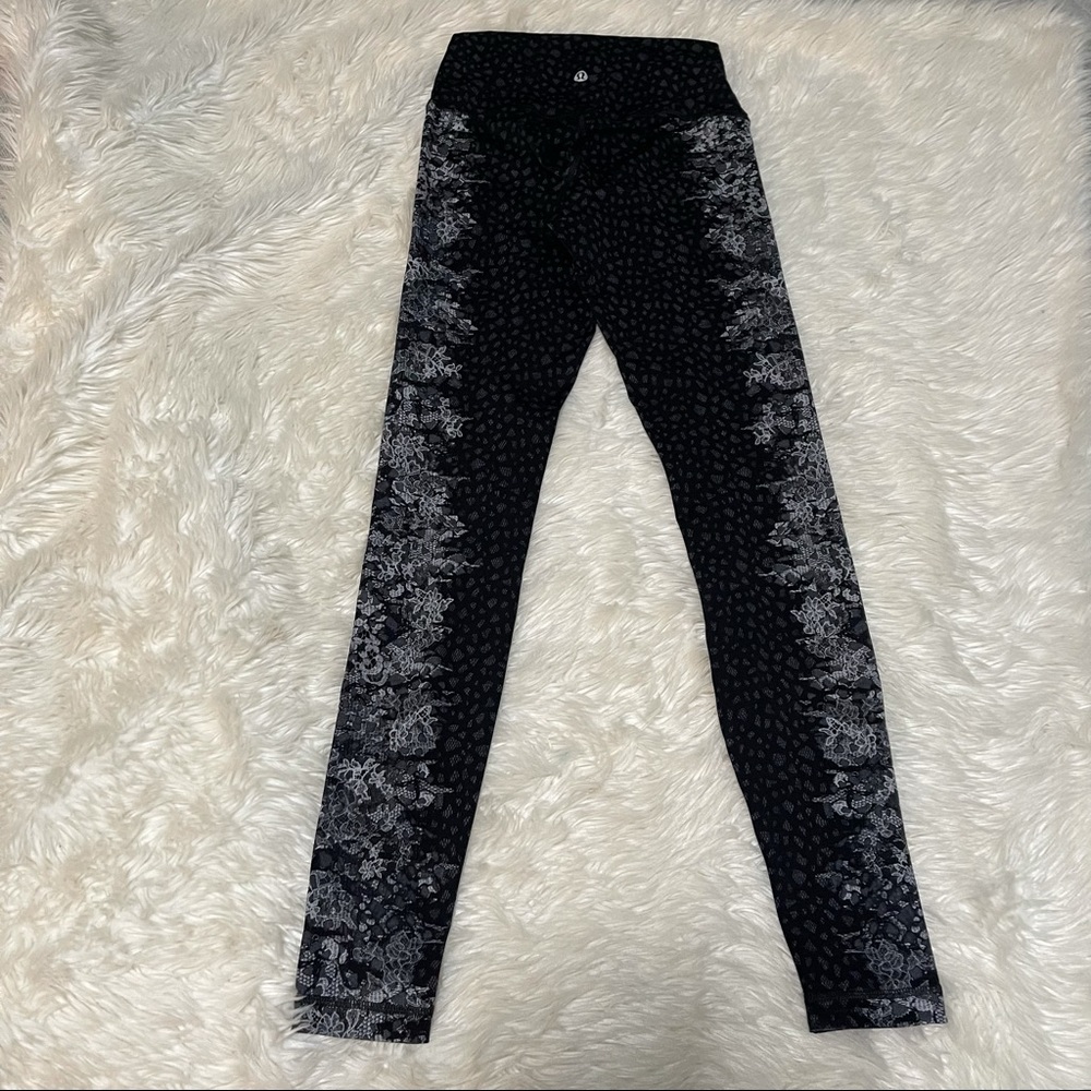 Lululemon Legging like new only worn time.